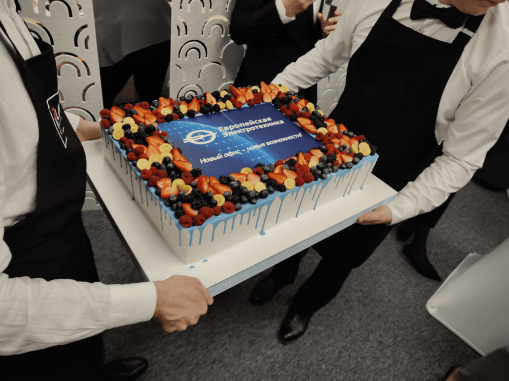 Праздничный торт по случаю открытия офиса.png